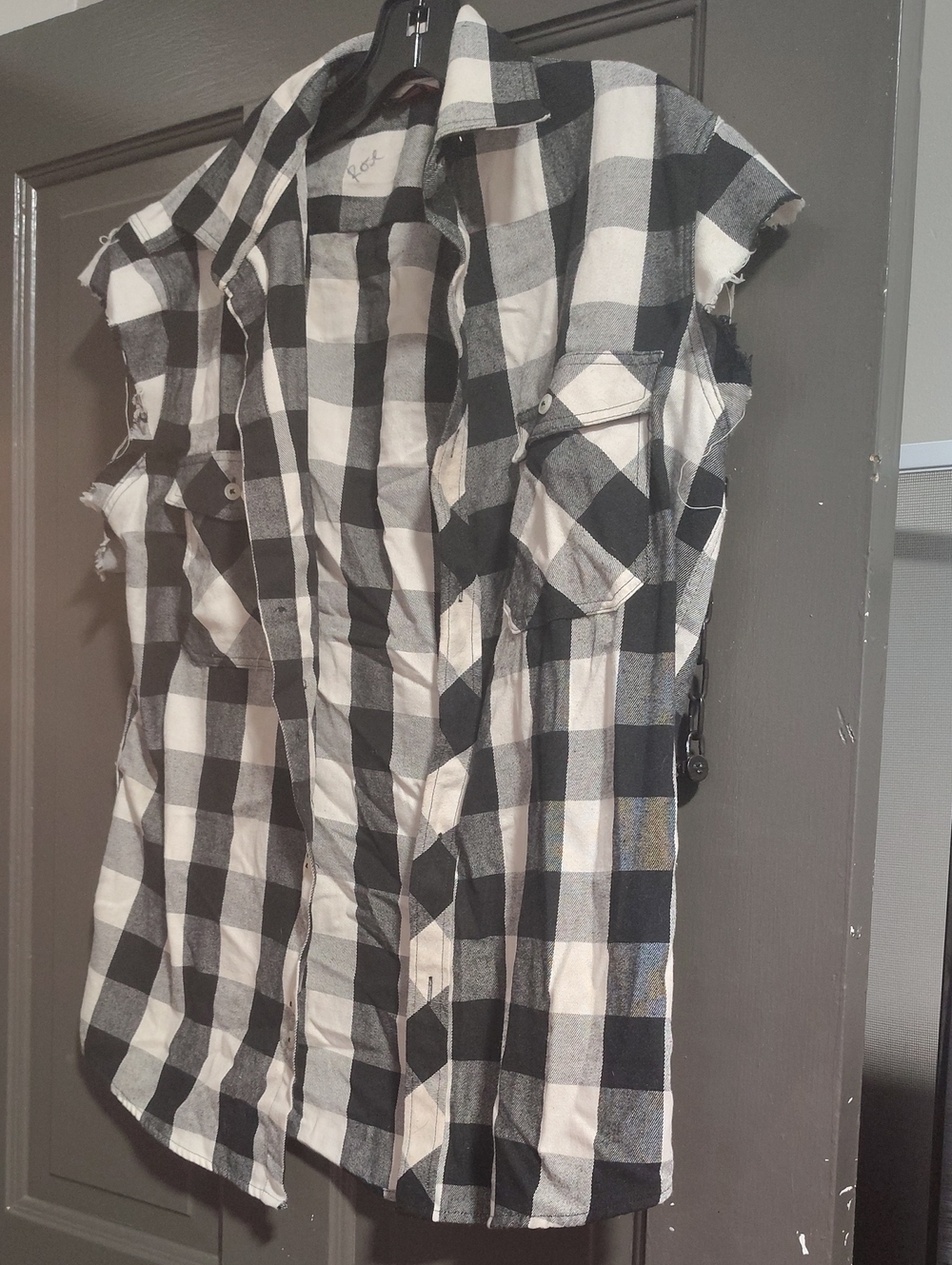 Arizona Jean Company Black & White Plaid Sleeveless Button-Front Shirt